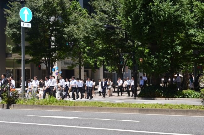 Marunouchi People Crossing Street